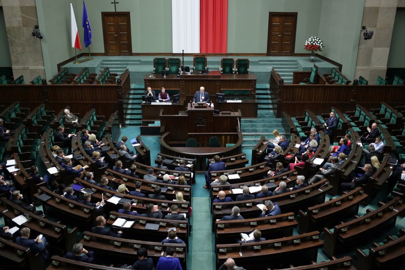 Zajęcia mają za zadanie oswoić z topografią budynku oraz uprawnieniami i obowiązkami posła. Członkowie izby otrzymali dokumenty i opracowania pomocne w pełnieniu funkcji: Konstytucję, ustawę o wykonywaniu mandatu posła i senatora, a także regulamin Sejmu. Wszystkim z 460. wybranych przysługuje służbowy tablet, otrzymają je jednak dopiero po zaprzysiężeniu.