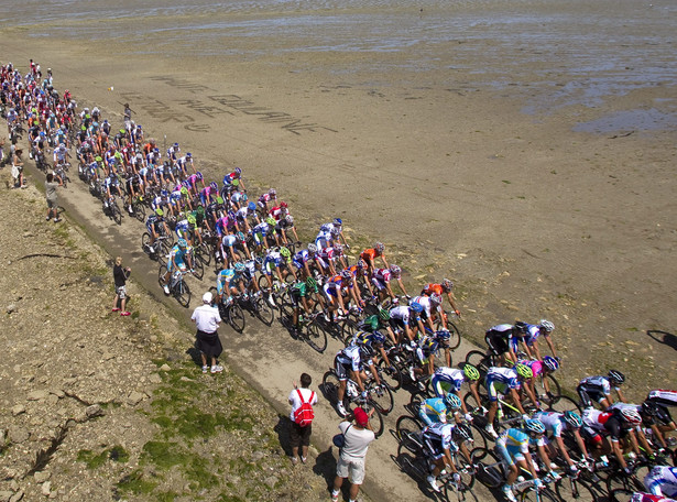 Kibic pchnął kolarza. Zobacz wielką kraksę na Tour de France