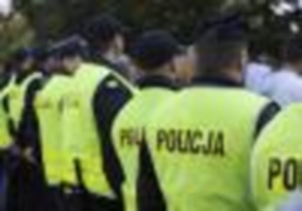 Policjanci "zabezpieczają" kolejny mecz piłkarski fot Łukasz Woznica / newspix.pl