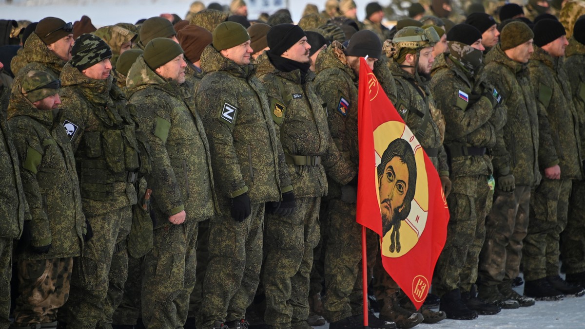 Zmobilizowani rosyjscy żołnierze przed wyruszeniem na front w Ukrainie