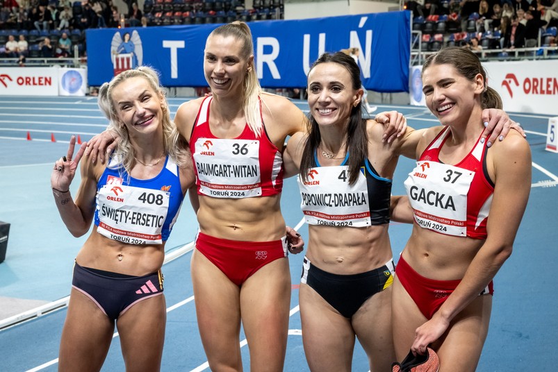 Od lewej: Justyna Święty-Ersetic, Iga Baumgart-Witan, Marika Popowicz-Drapała i Kinga Gacka, pozują do zdjęcia po biegu na 400 m podczas lekkoatletycznych halowych mistrzostw Polski w Toruniu