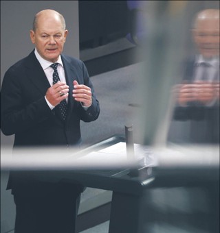 Czarne chmury nad rządem Scholza