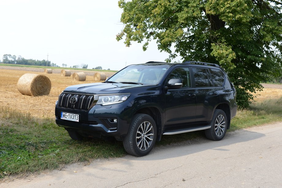 Toyota Land Cruiser to nie jest udawana "terenówka". Ten model japońskiej marki naprawdę sprawdzi się w trudnym terenie.