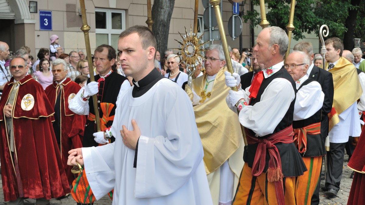 Z uroczystością Najświętszego Ciała i Krwi Chrystusa wiąże się piękna tradycja procesji eucharystycznej. Kościół sprawując Najświętszą Eucharystię pragnie wyjść z murów świątyń i ogłosić jak wielki jest Pan i jak wielka jest Jego miłość.