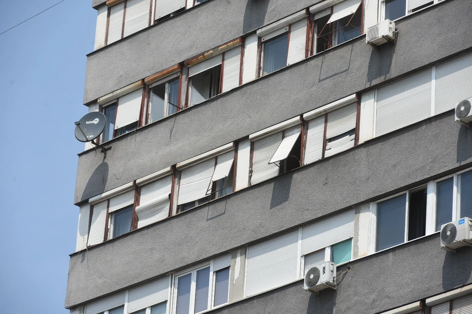 Dečak je pao kroz prozor, ova zgrada nema terase