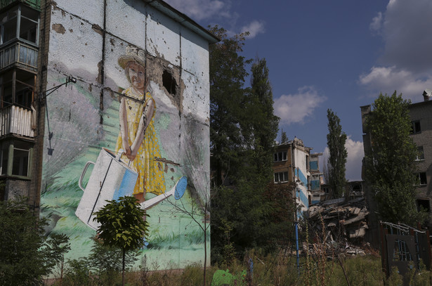 Uszkodzony mural w pobliżu linii frontu w obwodzie donieckim na Ukrainie