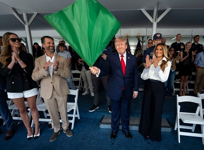 Donald i Melanija Tramp, pored njih su Donald Tramp mlađi i Betina Anderson