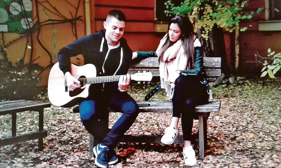 Ivana Kaloserović u svojoj ulozi pominje Kjerkegorovo shvatanje žena, dok se mladić koji joj se udvara poziva na Dučića i Dekarta