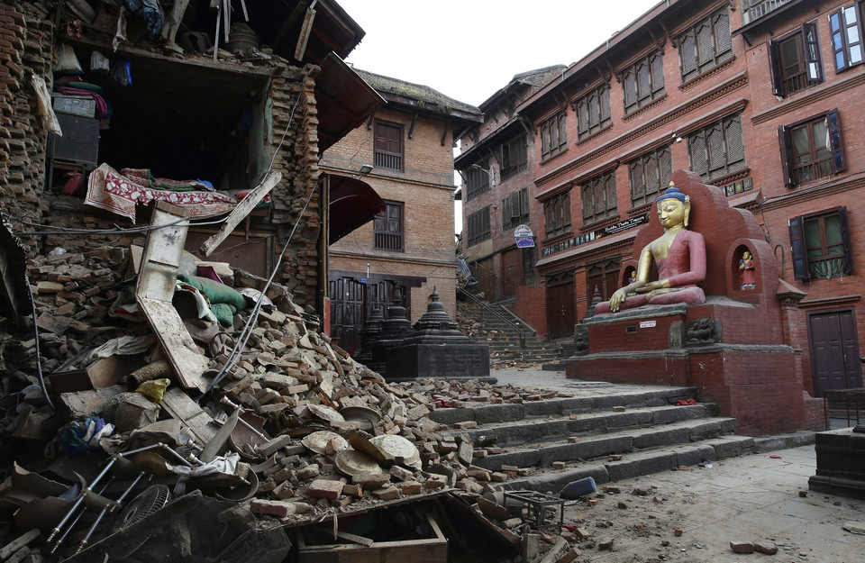 epaselect NEPAL EARTHQUAKE AFTERMATH (Death toll passes 2,300 as major aftershocks continue to rock Nepal )