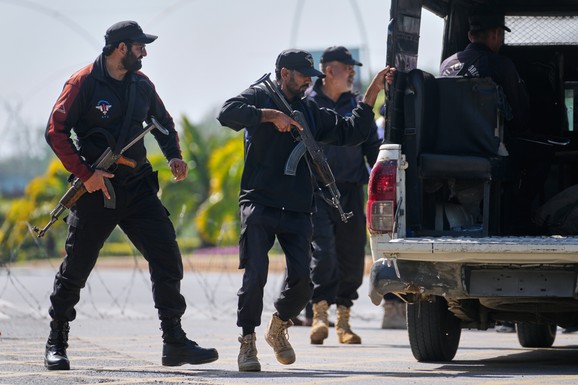 "ULAZIMO U NOVU FAZU" Procurila Trampova poruka Vensu pred ključne pregovore, vojska i policija sa oružjem patrolira Islamabadom,  avio-kompanije podižu cene