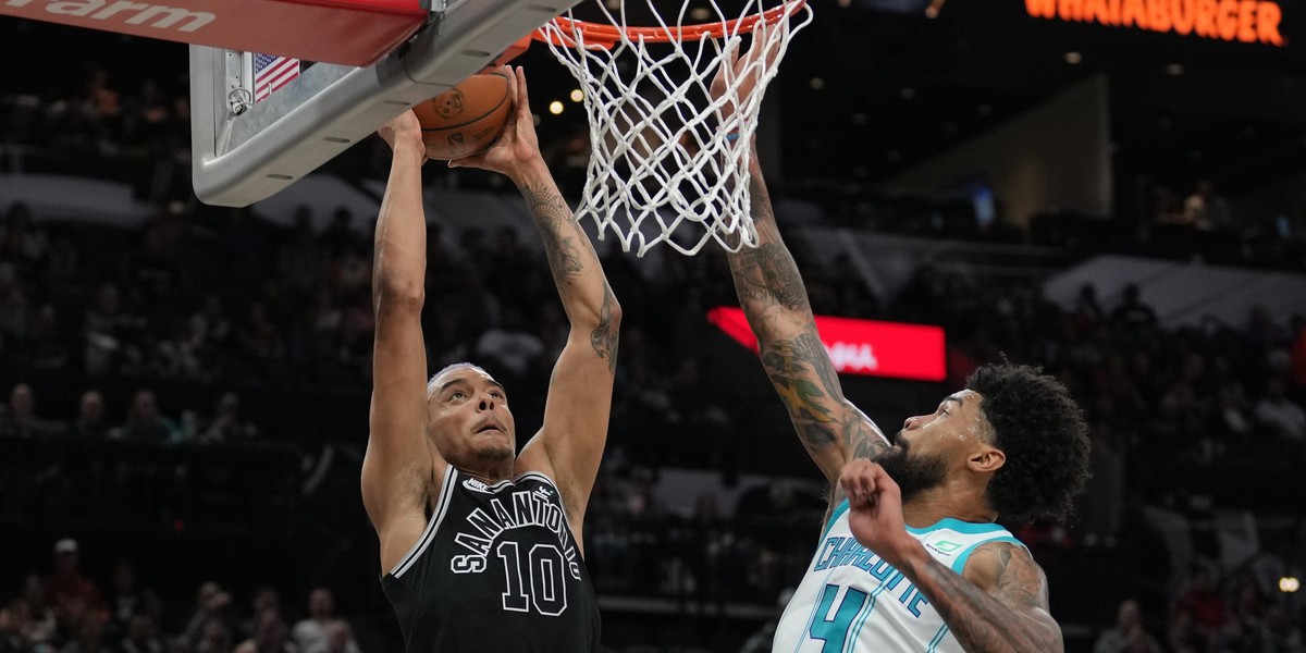 Jeremy Sochan zadebiutował na parkietach NBA. 