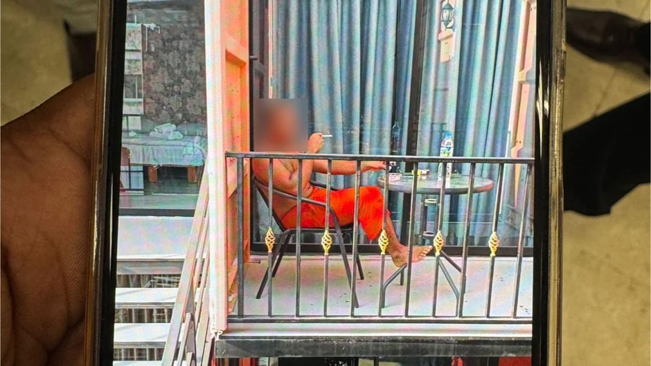 Slike poput ove pronađene su na telefonima koji pripadaju monasima, a prikazuju ih kako uživaju u odmoru. | Foto: PROVIDED