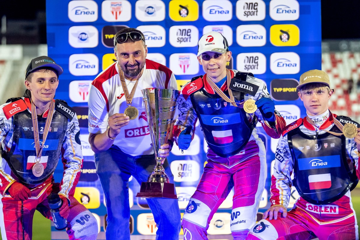 Reprezentacja Polski ze złotymi medalami - od lewej: Wiktor Lampart, trener Rafał Dobrucki, Jakub Miśkowiak i rezerwowy Mateusz Cierniak (rezerwowy) na podium finałowych zawodów drużynowych mistrzostw świata juniorów na żużlu
