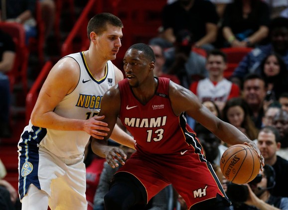 Nikola Jokić čuva Majamijevog Bama Adebajoa
