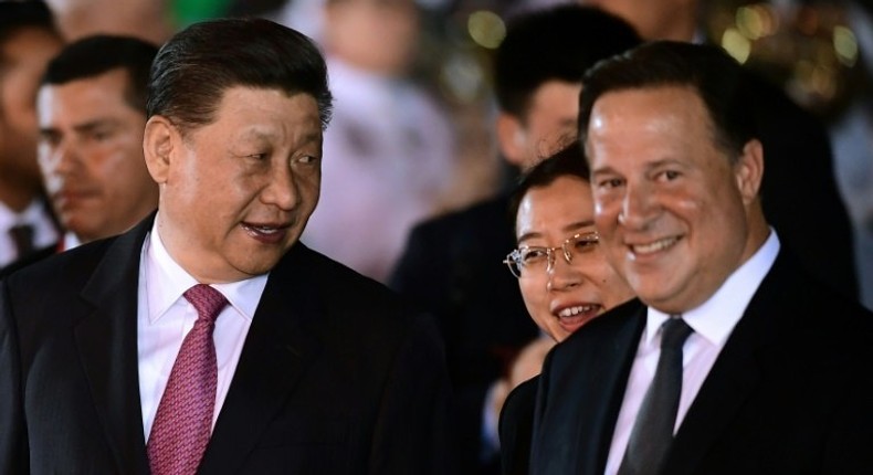 Chinese President Xi Jinping (L) and his Panamanian counterpart Juan Carlos Varela (R) signed a score of infrastructure, tourism and development cooperation agreements