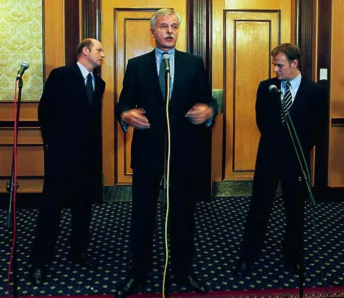 Założyciele Platformy Obywatelskiej. Od lewej: Maciej Płażyński, Andrzej Olechowski i Donald Tusk podczas konferencji prasowej w styczniu 2001 r.