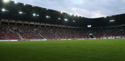 Dramat na meczu. 15-latek spadł z elewacji stadionu