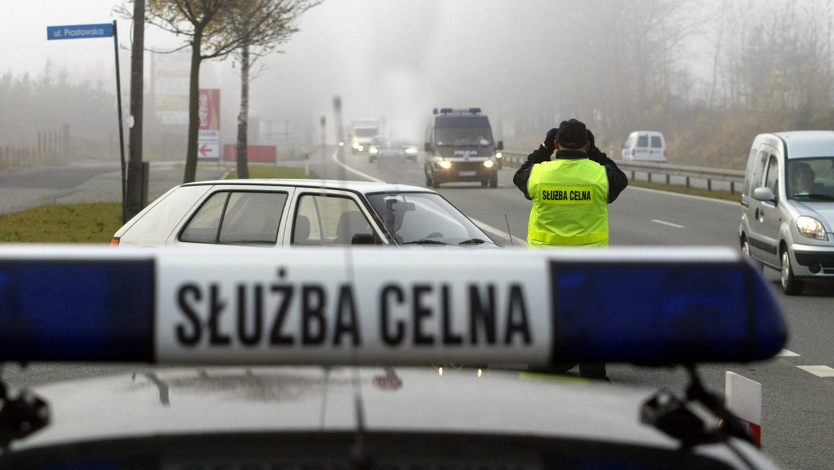 Blisko 53 tys. sztuk białoruskich papierosów usiłował przemycić w bagażu jeden z turystów. Na kontrabandę śląscy celnicy trafili w trakcie rutynowej kontroli autokaru rejsowego do Włoch. Mundurowi podejrzewają, że mężczyzna pełnił rolę kuriera, który miał dowieźć nielegalny ładunek do Włoch.