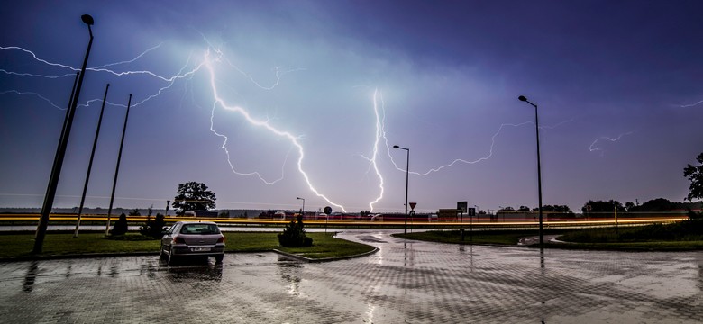 Jak przetrwać w samochodzie w czasie burzy? Strażak ostrzega