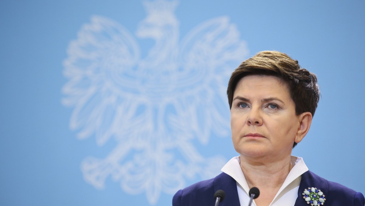 Sygnatariusze listu nie chcą zgadzać się z wolnymi wyborami Polaków - powiedziała w poniedziałek premier Beata Szydło, pytana o list otwarty b. prezydentów, szefów MSZ i opozycjonistów, którzy napisali m.in., że PiS nie zamierza zejść z drogi niszczenia porządku konstytucyjnego.