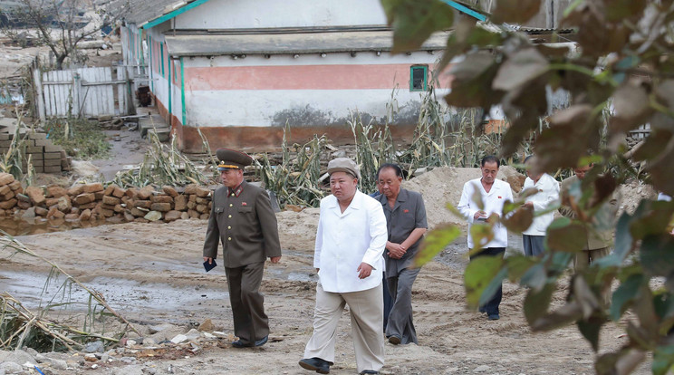 Gyanús füst száll fel a reaktorból a tájfun után Észak-Koreában / Fotó: MTI/EPA