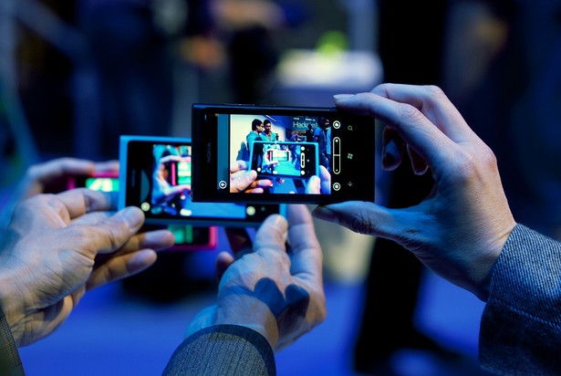 1. Technologie mobilne. Microsoft zdominował rynek w czasach, gdy każdy marzył o postawieniu na swoim biurku komputera osobistego (PC) . To zaowocowało optymalizacją oprogramowania Microsoft pod procesory Intel i współpracą z większością producentów komputerów. Konkurencja (w tym Apple) została stratowana. Strategia ta działała idealnie do momentu, w którym komputery PC i laptopy przestały być jedyną formą korzystania z tego typu technologii. Największym zagrożeniem dla firmy okazały się smartfony. Ballmer próbował wprowadzić na ten rynek system Windows Mobile, ale ten, mimo wielu obietnic usprawnienia, nigdy nie okazał się być świetnym produktem. Microsoft związał się również z Nokią i choć recenzje wskazują na szereg ciekawych rozwiązań (np. możliwość robienia zdjęć w nocy), dla tej dwójki partnerów może być już za późno. Na zdj. Nokia Lumia 800 z systemem Windows Phone