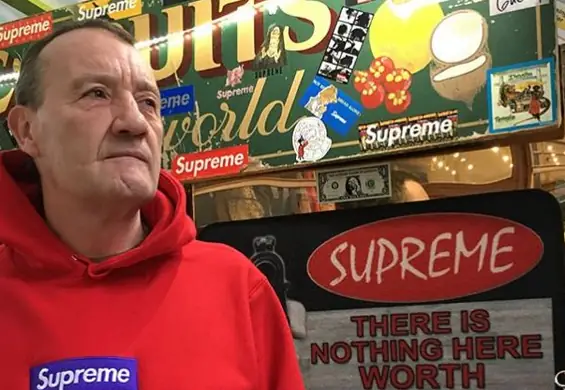 57-letni sprzedawca na bazarze w stylówce Supreme. Nowa ikona streetwearu