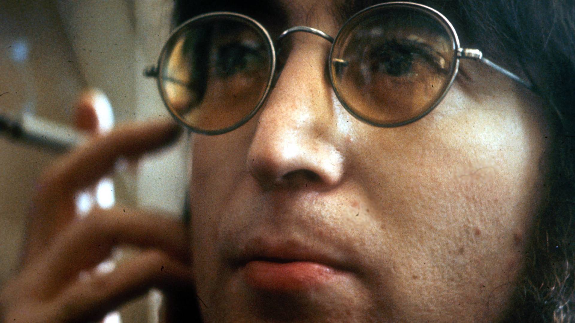 Джон Леннон в розовых очках