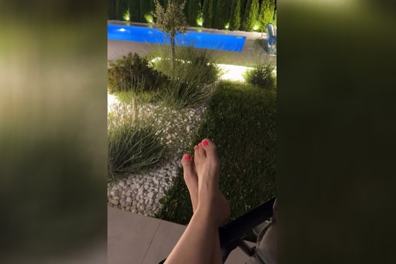 PEVAČICA POKAZALA PARČE RAJA NA KOSMAJU Izdaje PET apartmana