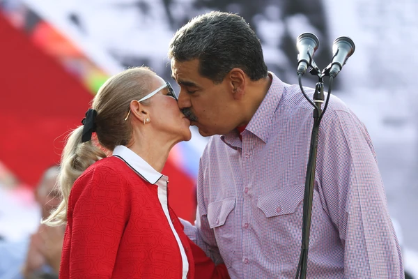 Kad joj je MADURO NAMIGNUO, ostavila je muža i troje dece: Prva dama Venecuele rođena je u kolibi, a uhapšena u PALATI - deca morala da se igraju LUTKICOM SA NJENIM LIKOM