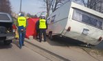 Tragedia w Czersku. Przyczepa kempingowa odczepiła się od auta i uderzyła w pieszą. Dramat rozegrał się niemal pod jej domem...