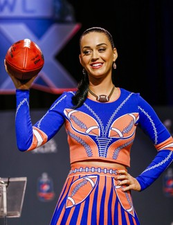 Piękna cheerleaderka Katy Perry, lwy i rekiny. Będzie się działo! [ZDJĘCIA]