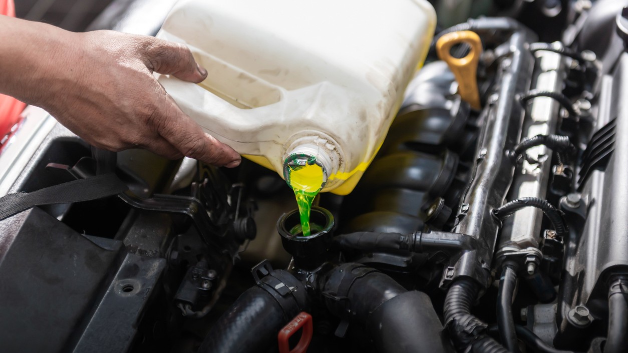 Nízka hladina chladiacej kvapaliny v aute. Môžete doliať vodu alebo iný prípravok? 