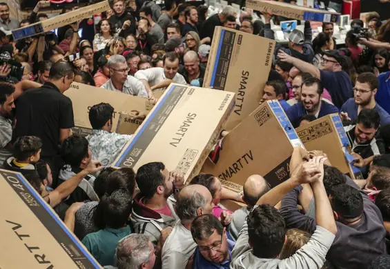 Dantejskie sceny podczas wyprzedaży na Black Friday. Czy to naprawdę musi tak wyglądać?