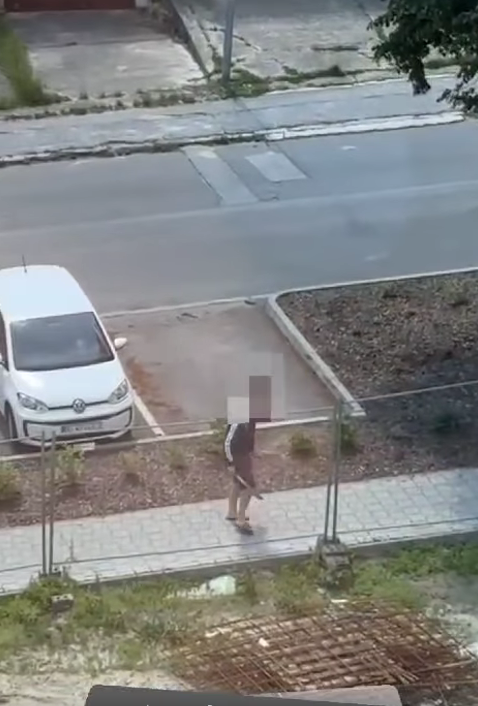 Policajti muža s mačetou v krátkom čase zadržali.