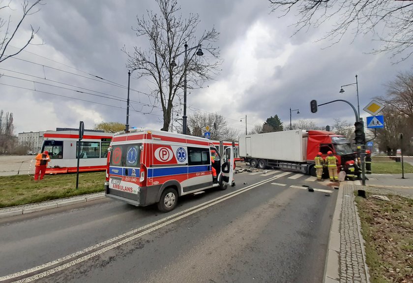 Zderzenie tramwaju z volvo na Dąbrowskiego w Łodzi