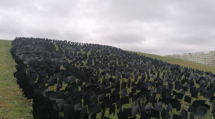 6000 fekete zászló a Bikás parkban