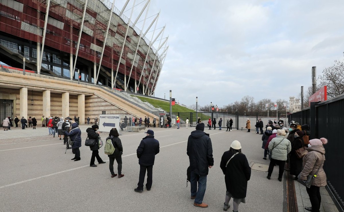 Kolejka do punktu szczepień przeciwko COVID-19 w szpitalu tymczasowym na Stadionie Narodowym