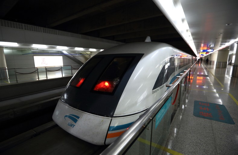 Pociąg magnetyczny Maglev na peronie szanghajskiej stacji przy lotnisku Pudong. Operatorem pociągu jest Shanghai Maglev Transportation Development