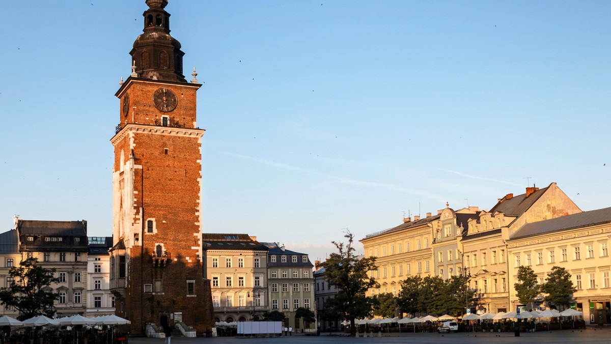 Krakowski Rynek Główny zamienił się dziś w naukowe miasteczko namiotowe. Krakowianie i turyści do soboty będą mieli okazję odwiedzić dziesiątki stoisk, przy których zapoznają się z nowinami ze świata nauki, ale też lepiej poznają postać Stanisława Lema.