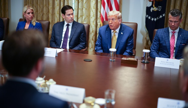 Kto naprawdę rządzi kadrami Trumpa? Kluczowy urzędnik urodził się… nie tam, gdzie mówił