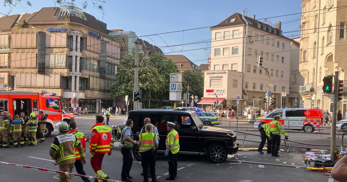 Gyalogosok közé hajtott egy terepjáró Stuttgartban: megrázó részletek