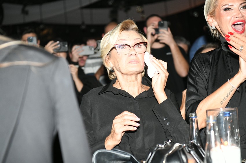 Majka Nataše Bekvalac plače uz pesmu "Mama"