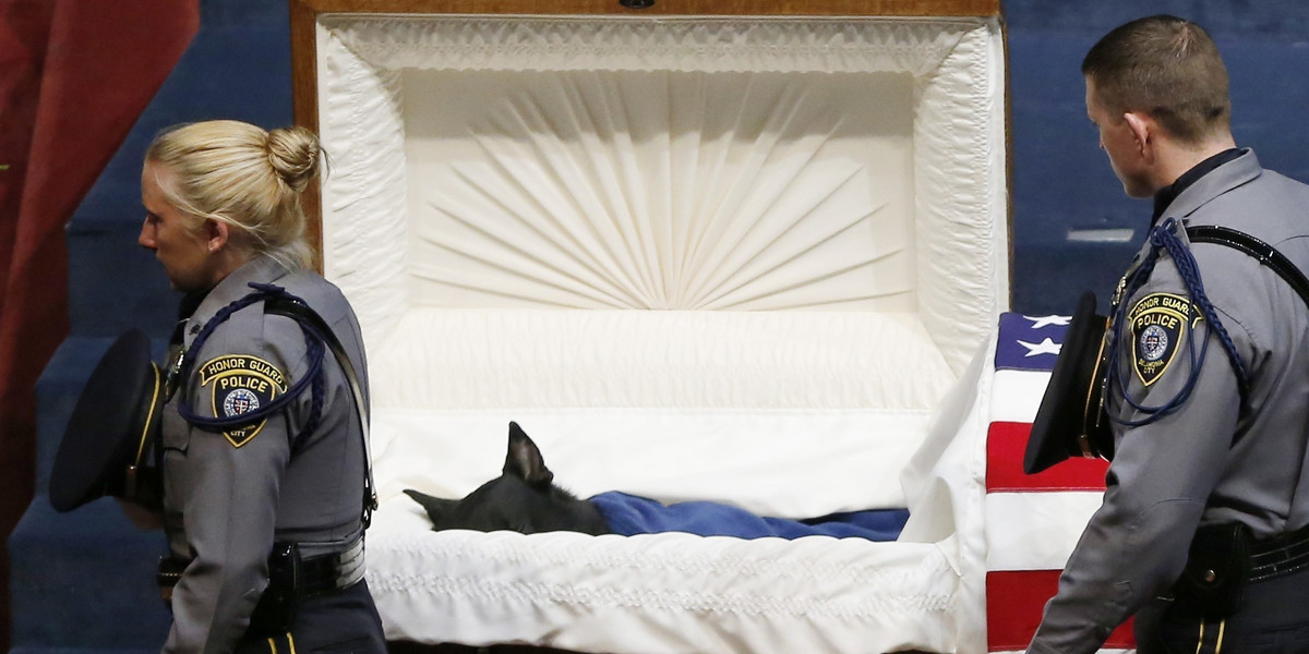 Amerykańscy policjanci urządzili pogrzeb psu