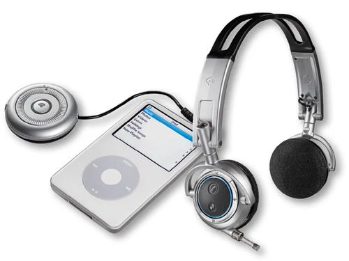 Tylko do nielicznych stereofonicznych modeli słuchawek Bluetooth producenci dodają adapter pozwalający słuchać muzyki również z urządzeń niewyposażonych w ten standard bezprzewodowej komunikacji. Na zdjęciu słuchawki Plantronics Pulsar 590A sprzedawane wraz z takim adapterem