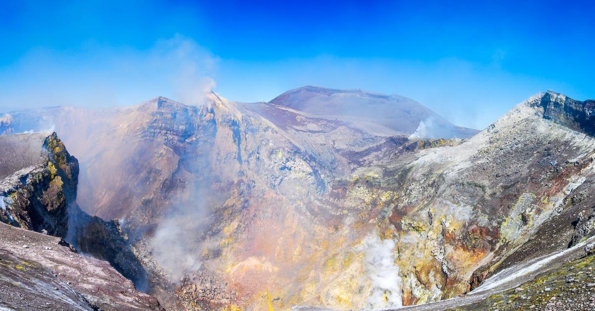  Erupcja Etny blokuje loty: kolejne problemy na lotnisku w Katanii