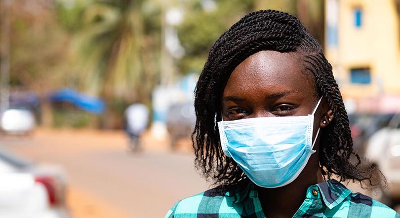 Coronavirus : a schoolgirl wearing a mask