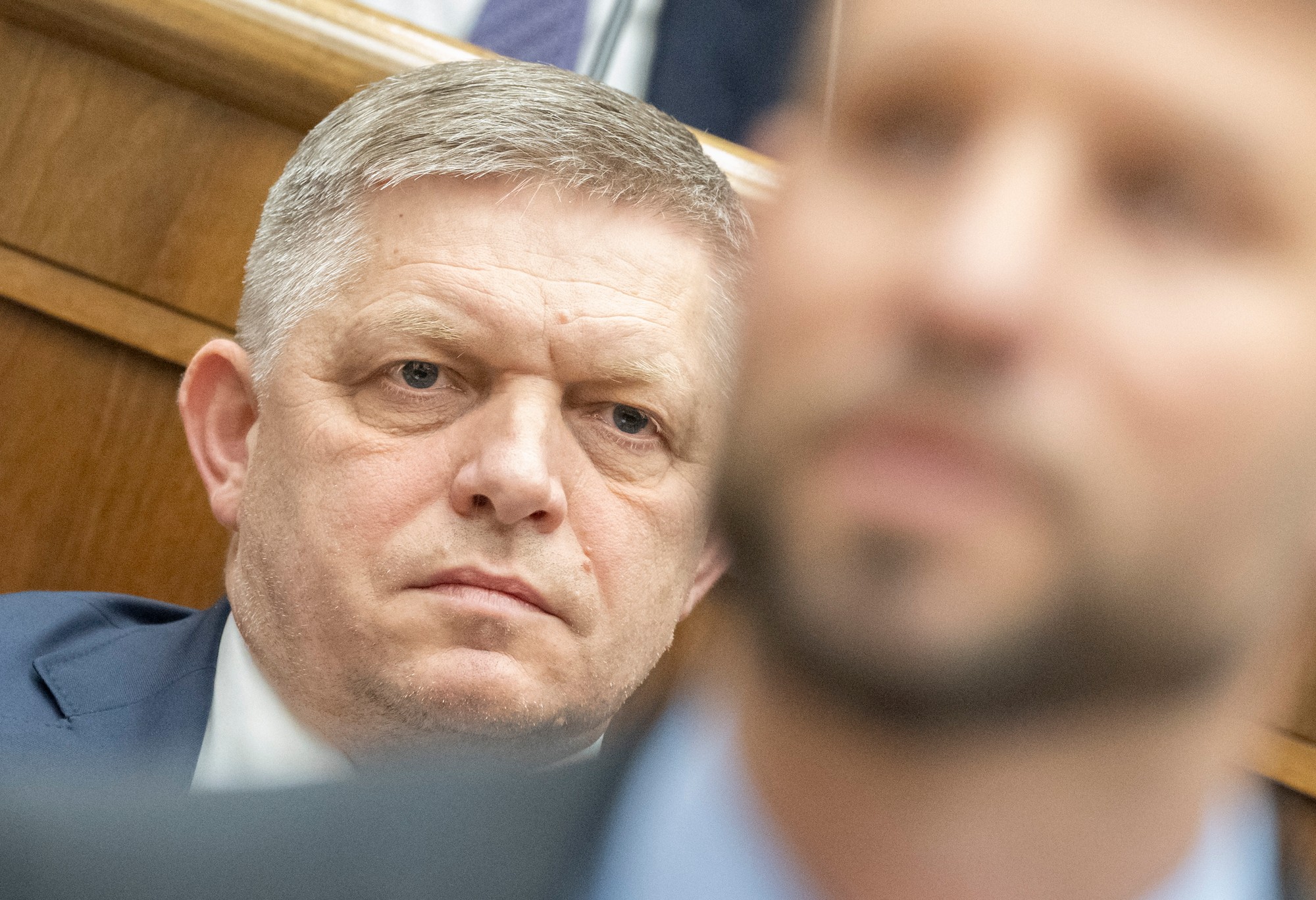 V pozadí predseda vlády Robert Fico (Smer-SD) a v popredí šéf PS Michal  Šimečka.