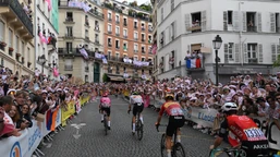 kolarz oświadczył się na polach elizejskich tuż po zakończeniu tour de france