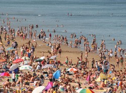 Boją się zamachów i uchodźców, dlatego przyjadą nad Bałtyk. Niespodziewani goście zdominują polskie plaże?